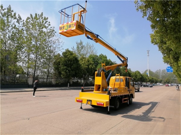 國(guó)六東風(fēng)13.5米高空作業(yè)車